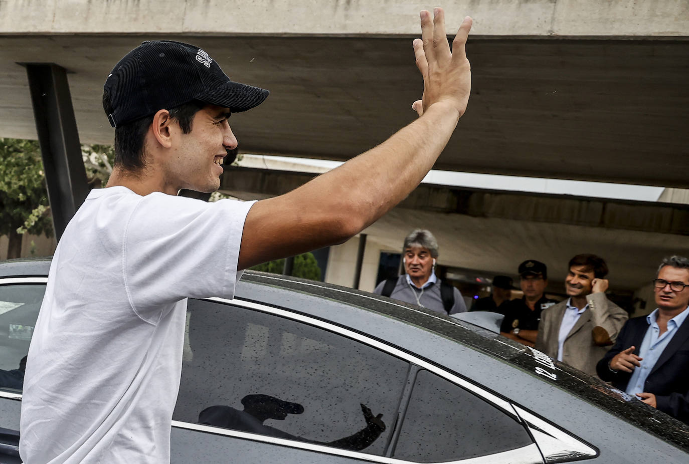 Decenas de medios esperan a Alcaraz a su salida del aeropuerto de Manises tras convertirse en número uno del mundo. 