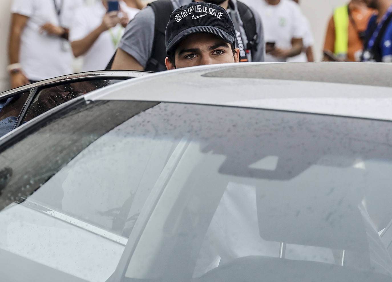 Decenas de medios esperan a Alcaraz a su salida del aeropuerto de Manises tras convertirse en número uno del mundo. 