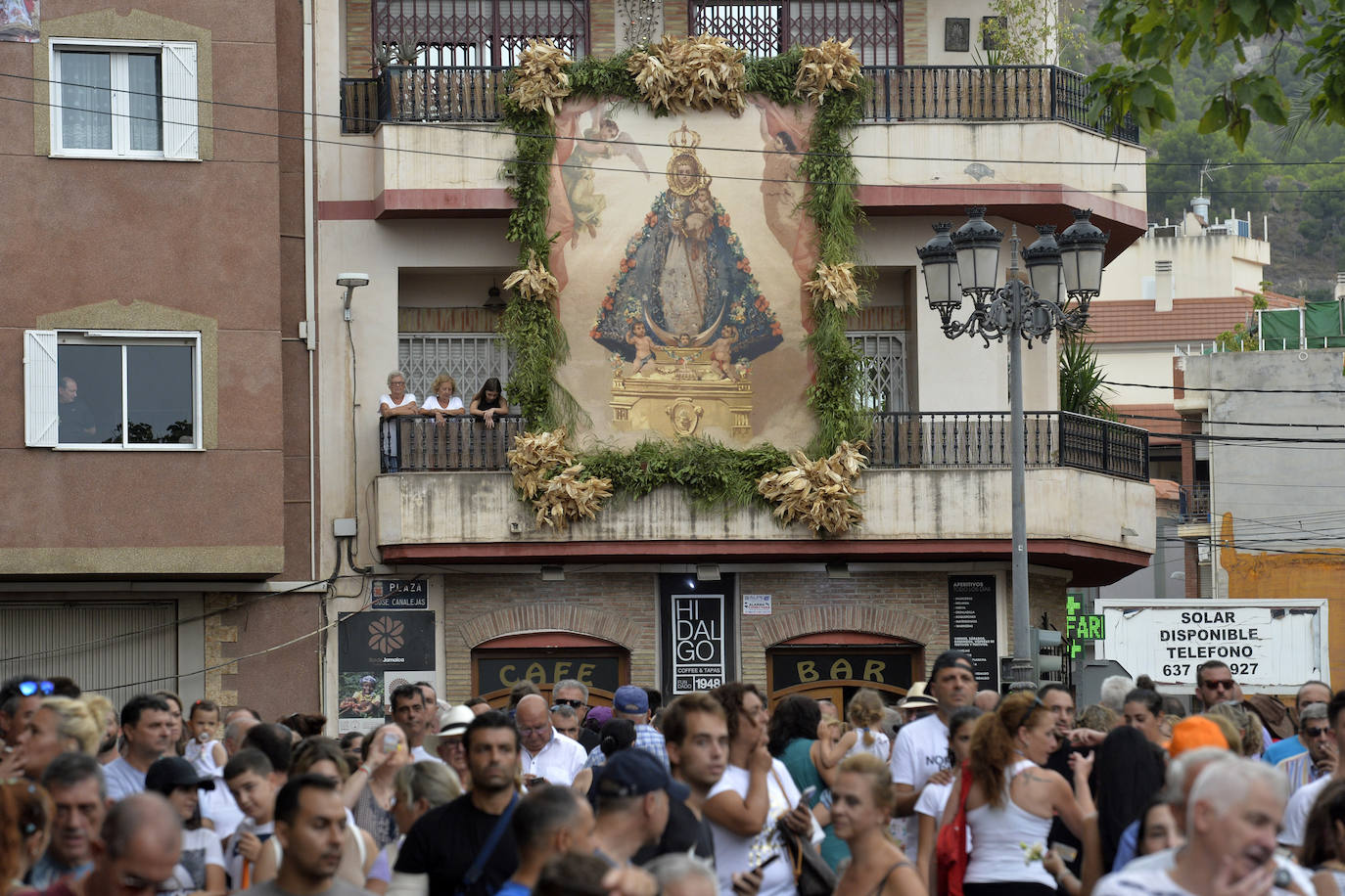 Miles de romeros acompañan a la Virgen de la Fuensanta de vuelta a su Santuario. 