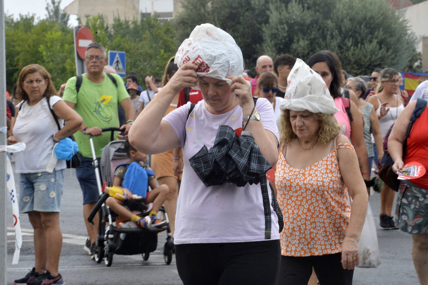 Miles de romeros acompañan a la Virgen de la Fuensanta de vuelta a su Santuario. 