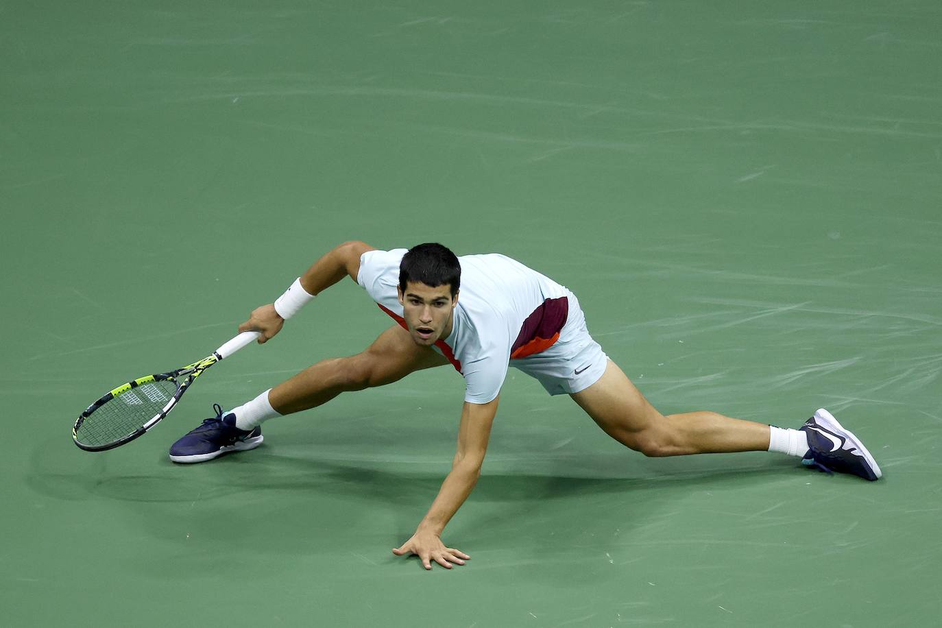 Maniobra acrobática de Alcaraz en la red durante la final, en la que el de El Palmar se impuso a Ruud en cuatro mangas. El duelo duró 3 horas y 23 minutos. 