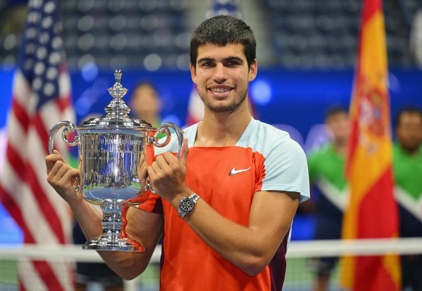 Posando con el trofeo tras la ceremonia que puso final US Open, el pasado domingo en la Arthur Ashe, la pista de tenis más grande del planeta.