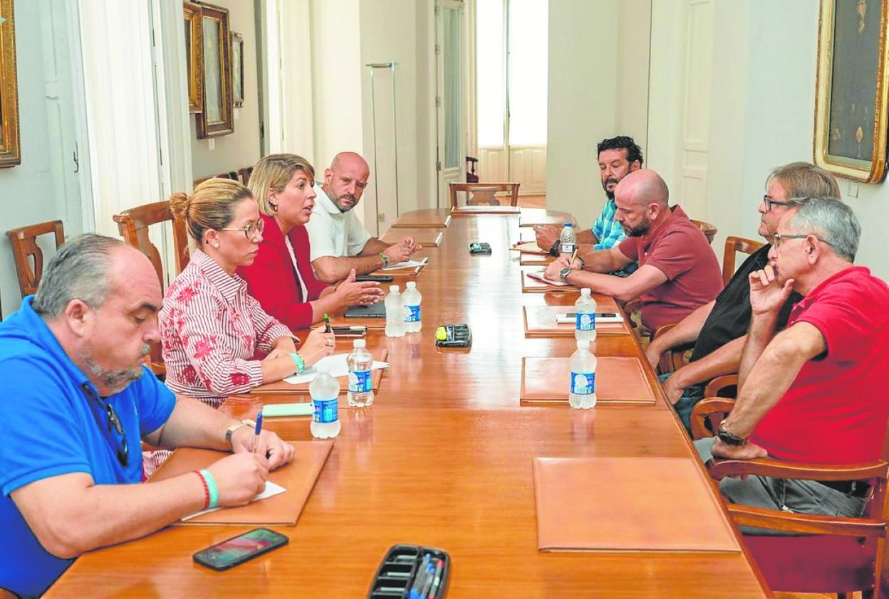 Juan Pedro Torralba, Ana Belén Castejón, Noelia Arroyo y Diego Ortega , ayer, con el comité de Lhicarsa. 
