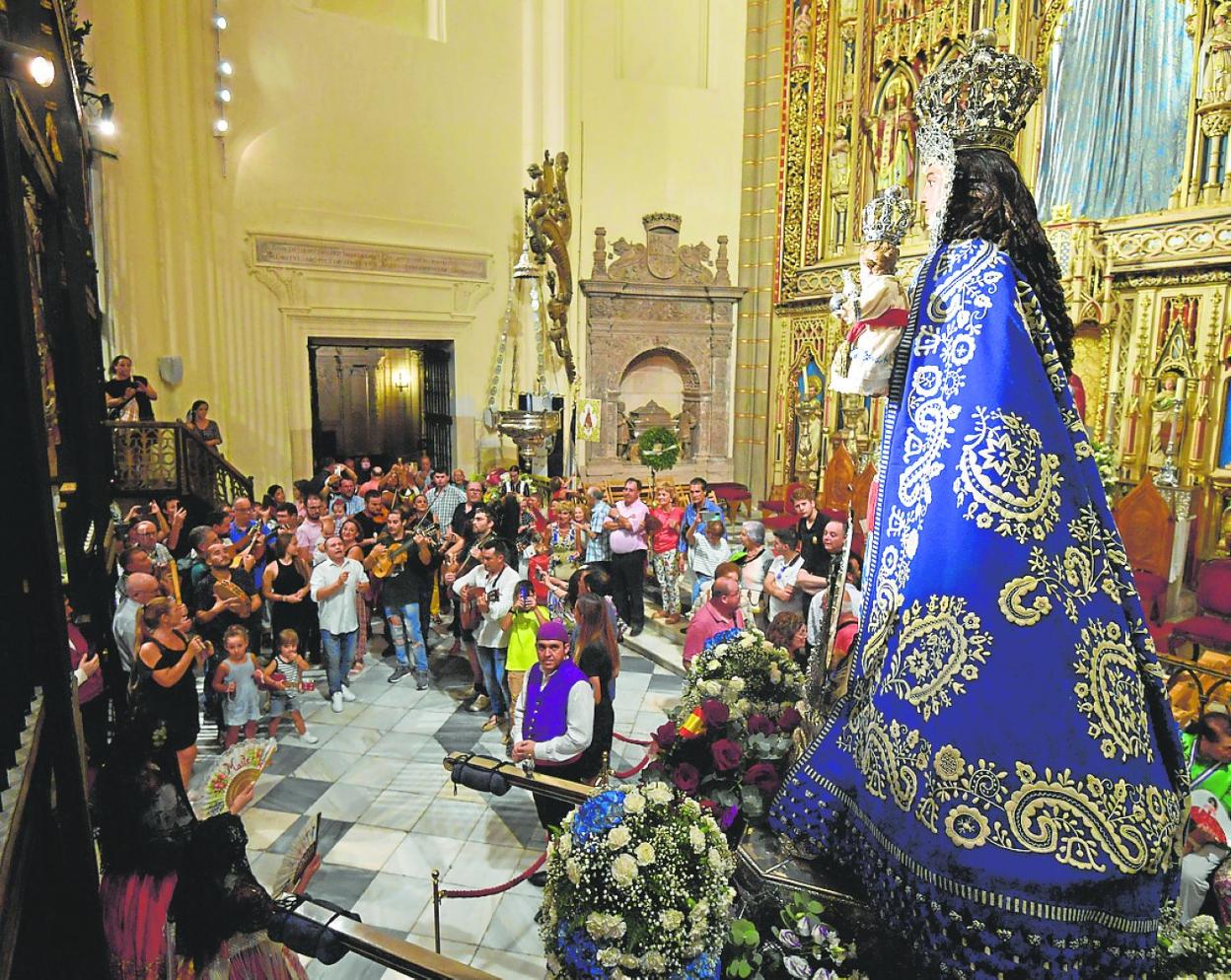 Ronda de despedida a la Virgen de la Fuensanta, anoche, en la Catedral de Murcia. 