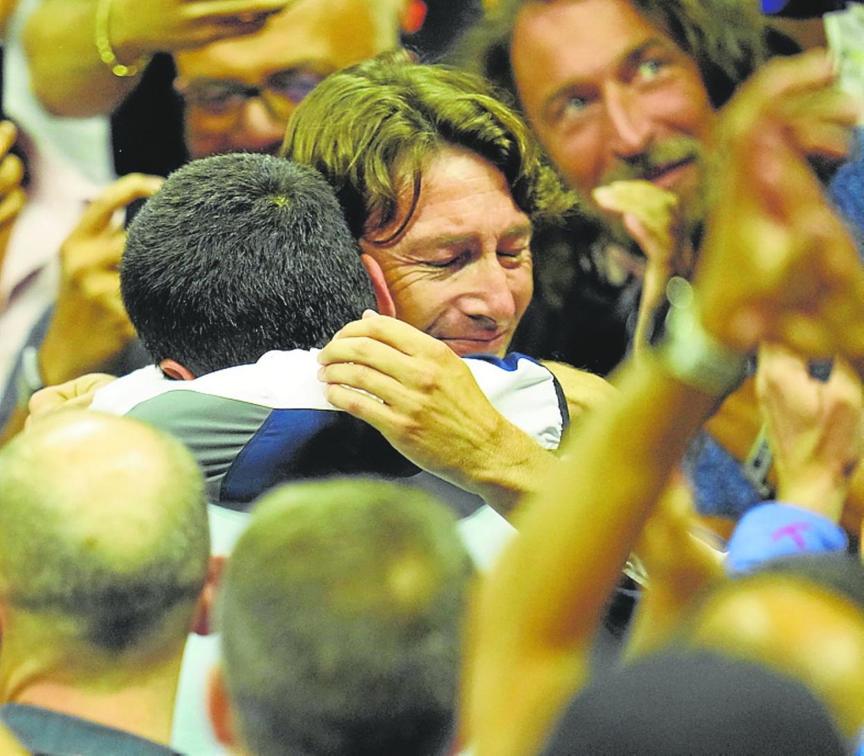 Carlitos se funde en un abrazo con su entrenador, Juan Carlos Ferrero. 