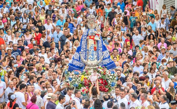 Galería. Una mujer acerca a su bebé a la Fuensanta en mitad de la romería de este martes. 