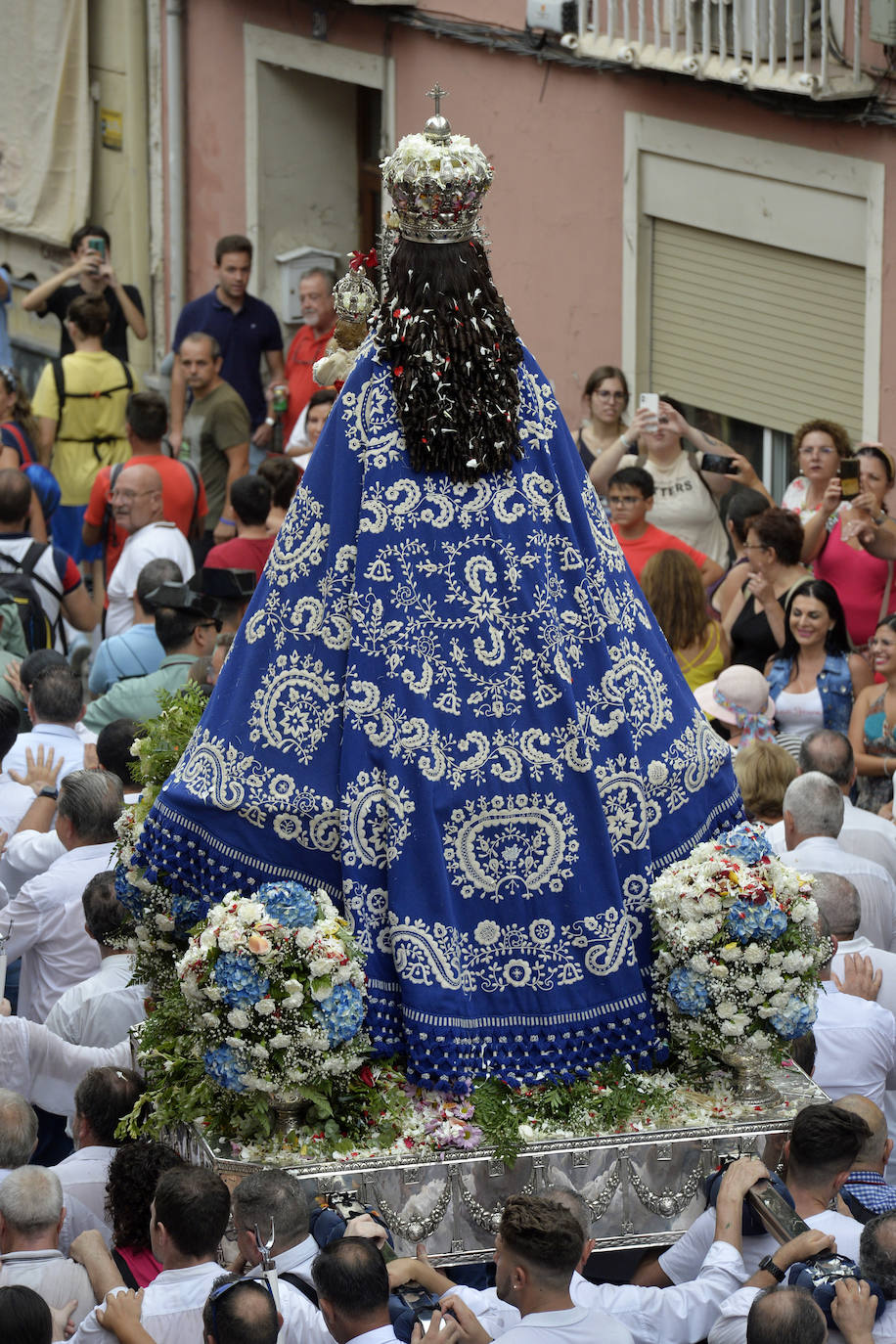 Miles de romeros acompañan a la Virgen de la Fuensanta de vuelta a su Santuario. 