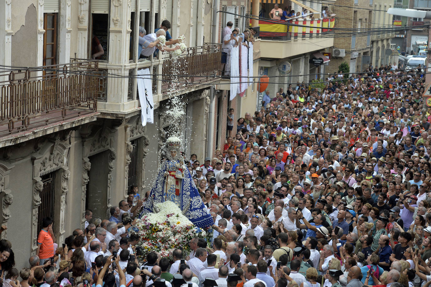 Miles de romeros acompañan a la Virgen de la Fuensanta de vuelta a su Santuario. 