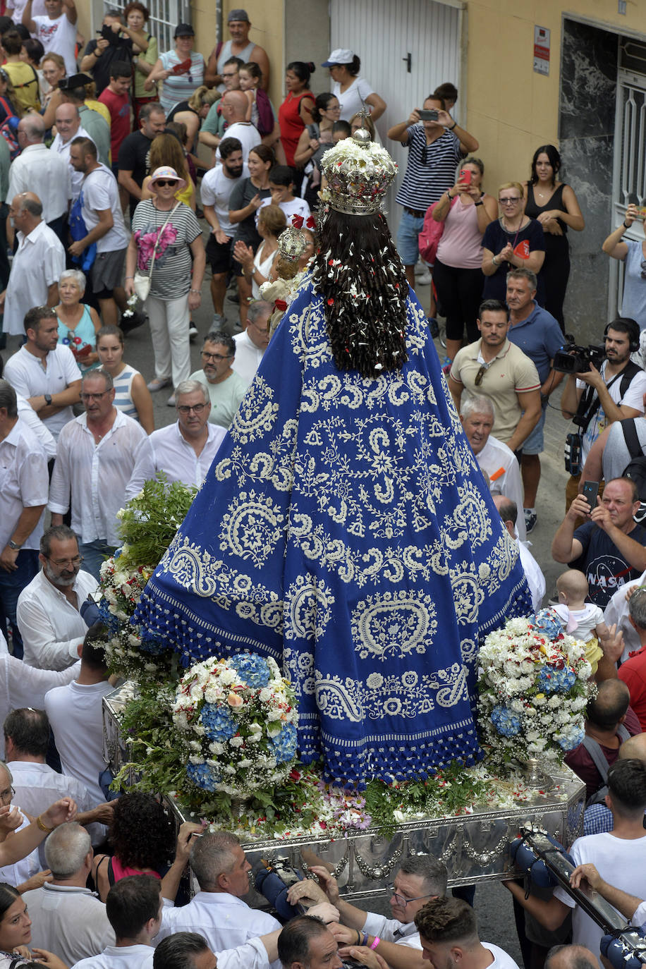 Miles de romeros acompañan a la Virgen de la Fuensanta de vuelta a su Santuario. 