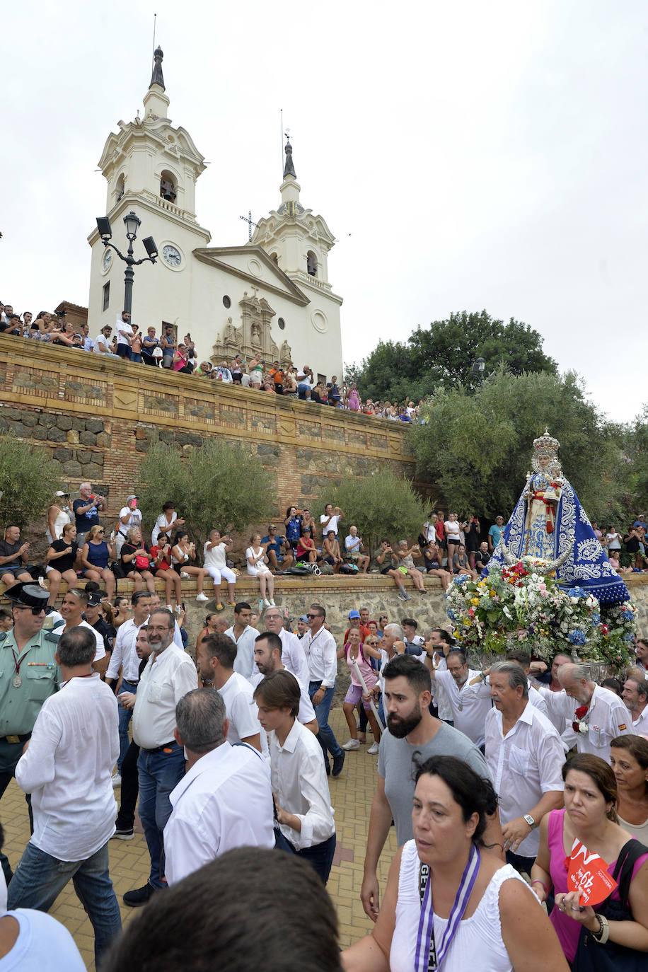 Miles de romeros acompañan a la Virgen de la Fuensanta de vuelta a su Santuario. 