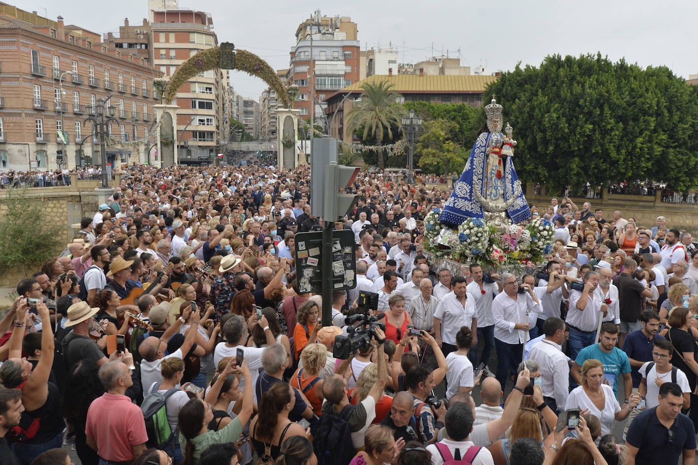 Miles de romeros acompañan a la Virgen de la Fuensanta de vuelta a su Santuario. 