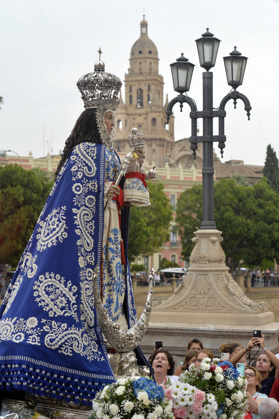 Miles de romeros acompañan a la Virgen de la Fuensanta de vuelta a su Santuario. 