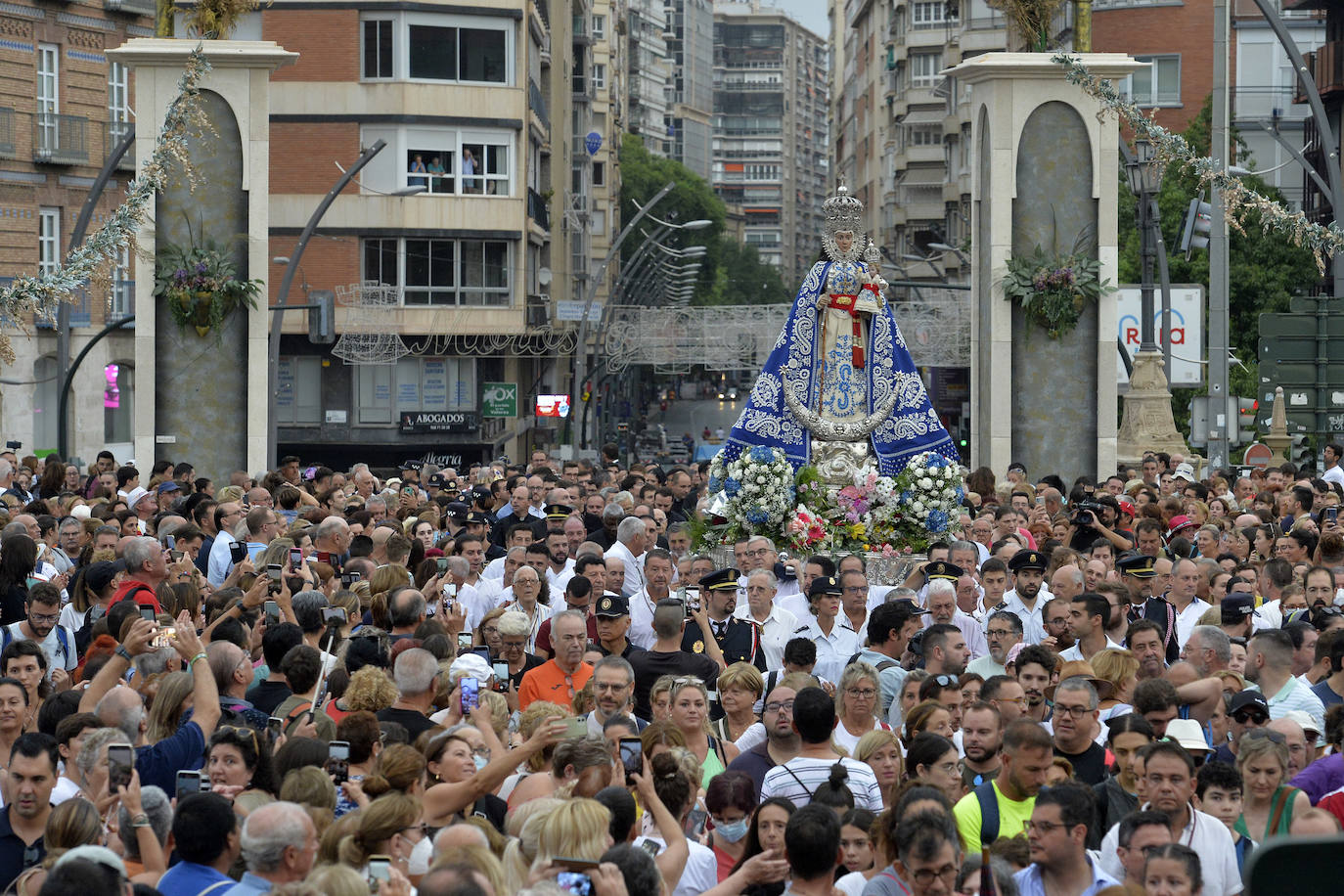 Miles de romeros acompañan a la Virgen de la Fuensanta de vuelta a su Santuario. 