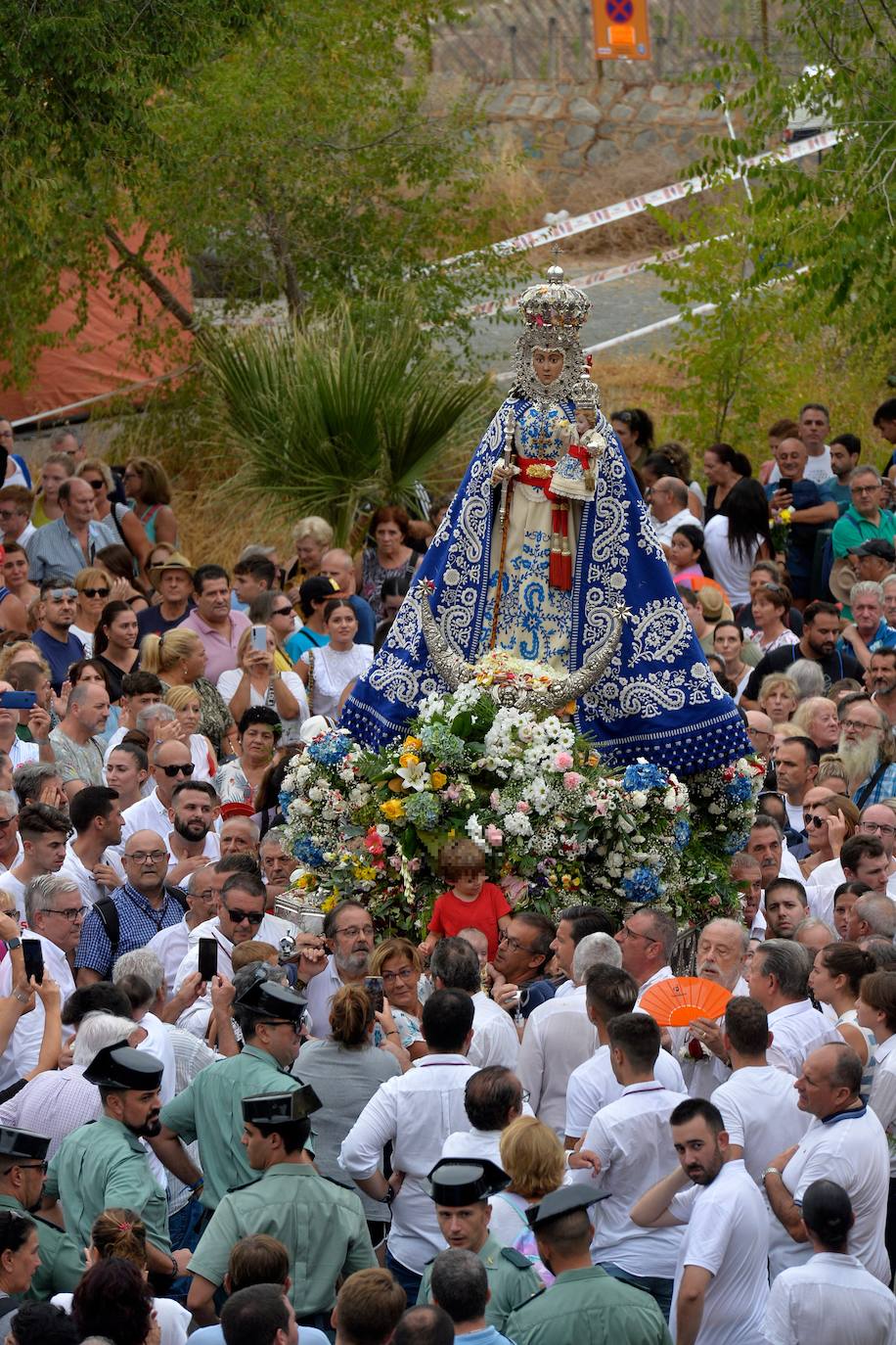 Miles de romeros acompañan a la Virgen de la Fuensanta de vuelta a su Santuario. 