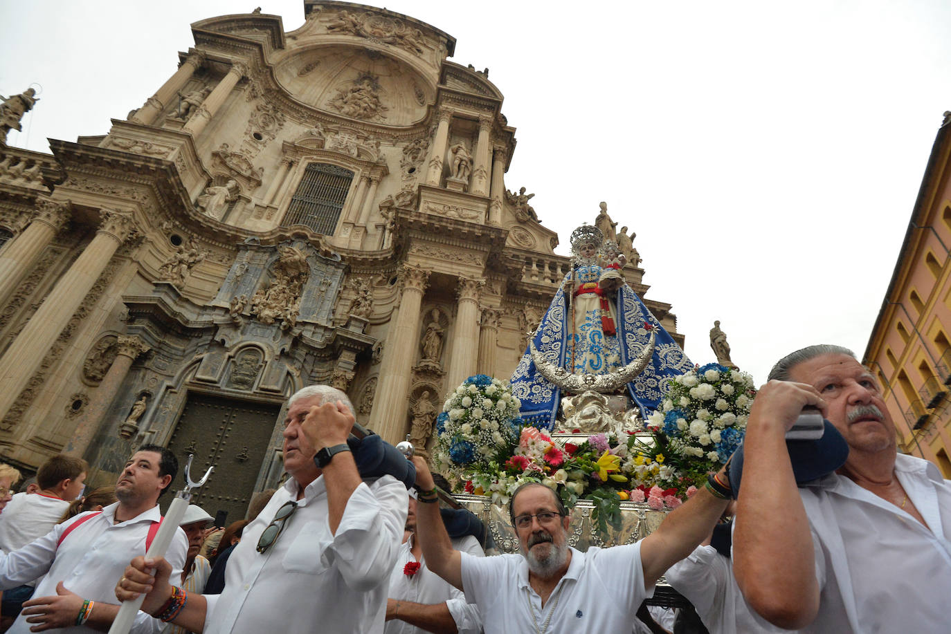 Miles de romeros acompañan a la Virgen de la Fuensanta de vuelta a su Santuario. 