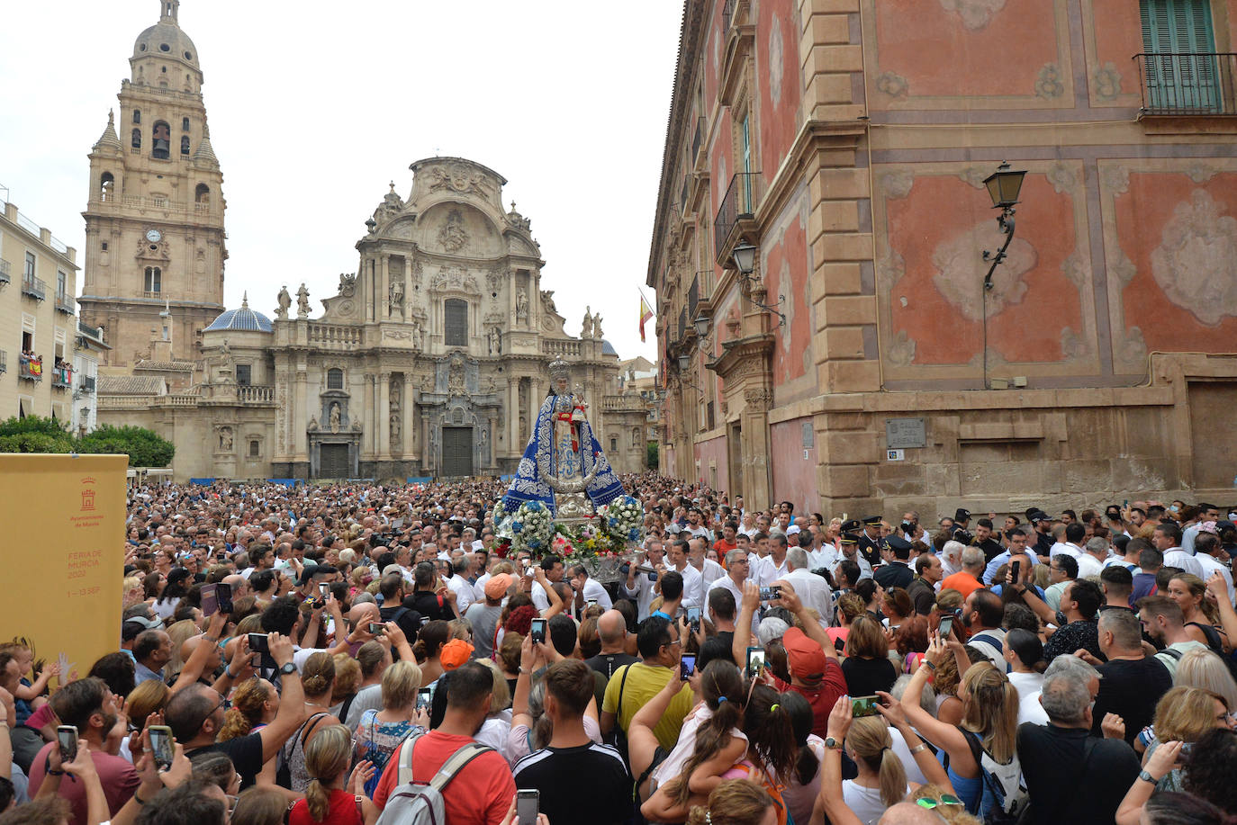 Miles de romeros acompañan a la Virgen de la Fuensanta de vuelta a su Santuario. 