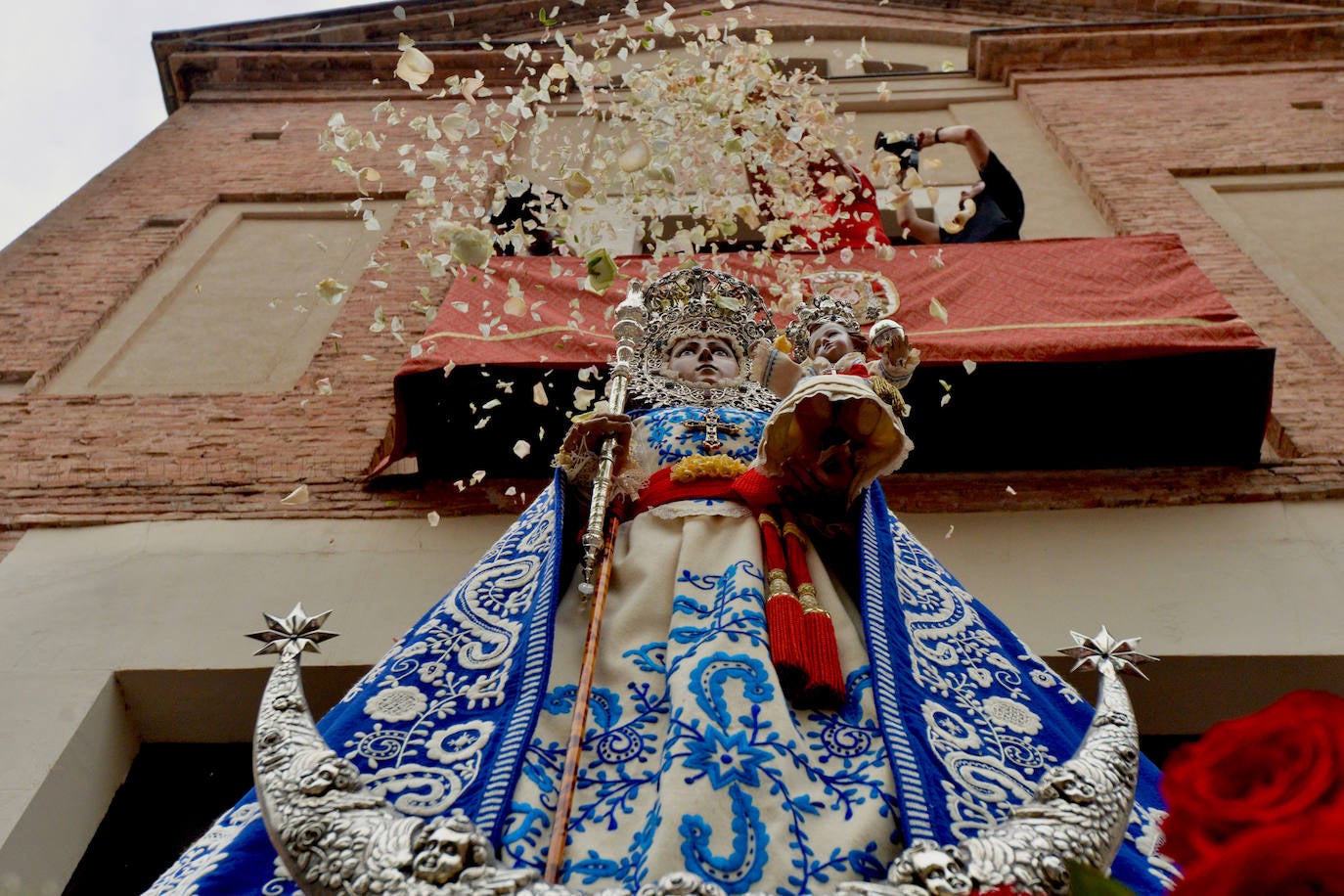 Miles de romeros acompañan a la Virgen de la Fuensanta de vuelta a su Santuario. 