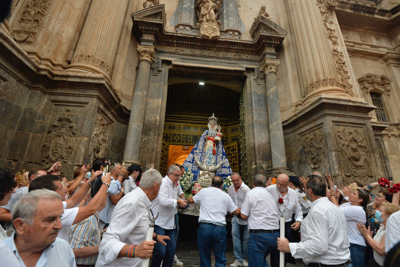 Miles de romeros acompañan a la Virgen de la Fuensanta de vuelta a su Santuario. 