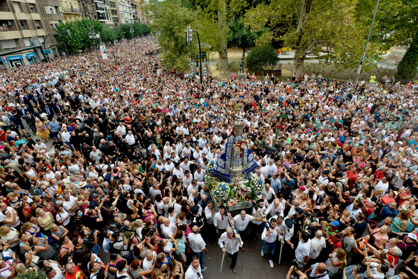 Miles de romeros acompañan a la Virgen de la Fuensanta de vuelta a su Santuario. 