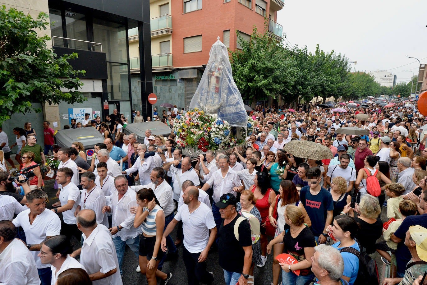 Miles de romeros acompañan a la Virgen de la Fuensanta de vuelta a su Santuario. 