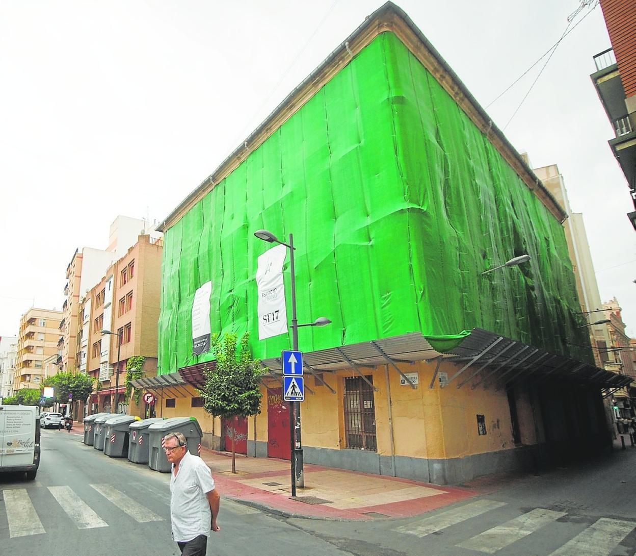 Fachada del edificio señorial del número 17 de la calle Saavedra Fajardo 