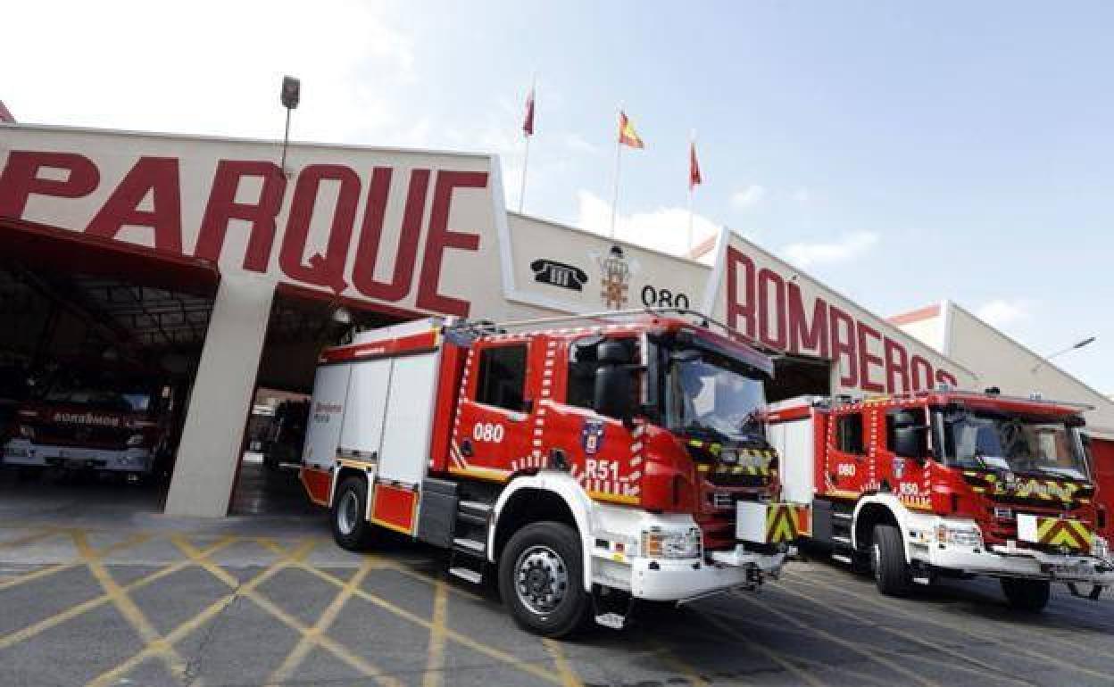 Camiones preparados para salir en servicio en el parque de bomberos del barrio del Infante, en Murcia, en una imagen de archivo.