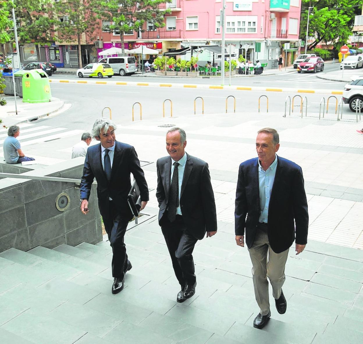 Juan Alemany, en el centro, ayer a su llegada a los juzgados. 