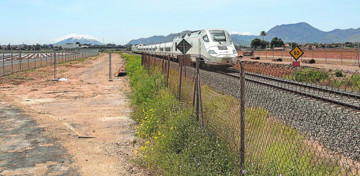 Un tren de la línea que conecta Cartagena con Madrid, circulando en 2020 cerca de Las Tejeras, donde Adif hizo el año anterior unas obras previa de adaptación de la vía. 