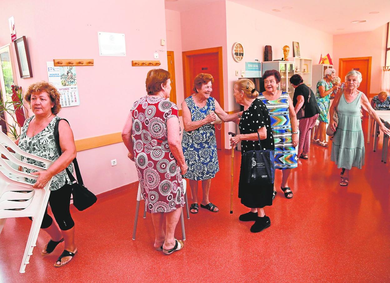 Ex alumnas de la educación para adultos, en el local de Santa Ana donde asistían a clase. 