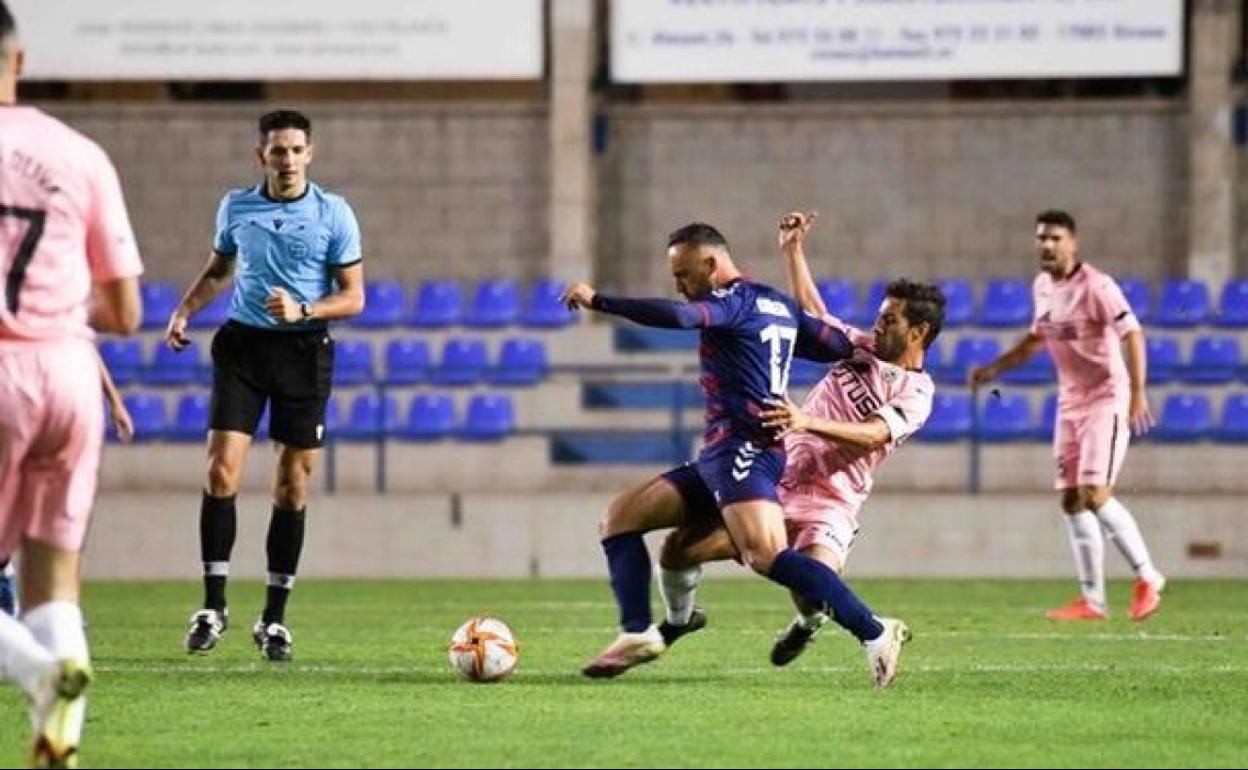 Muresan Muresan, árbitro del Real Murcia - Numancia, pitando un Costa Brava - Balompédica Linense. 