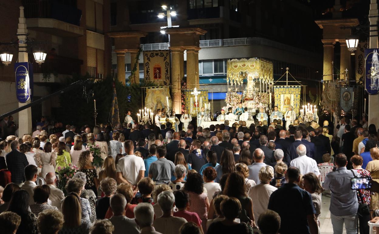 La Virgen de los Dolores en su trono durante la misa del aniversario de la coronación en la Alameda de la Constitución.