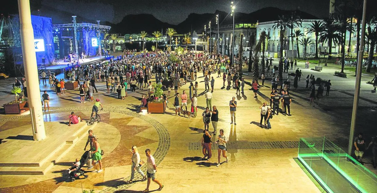 Panorámica de Plaza Mayor durante el acto de inauguración, repleta de público. 