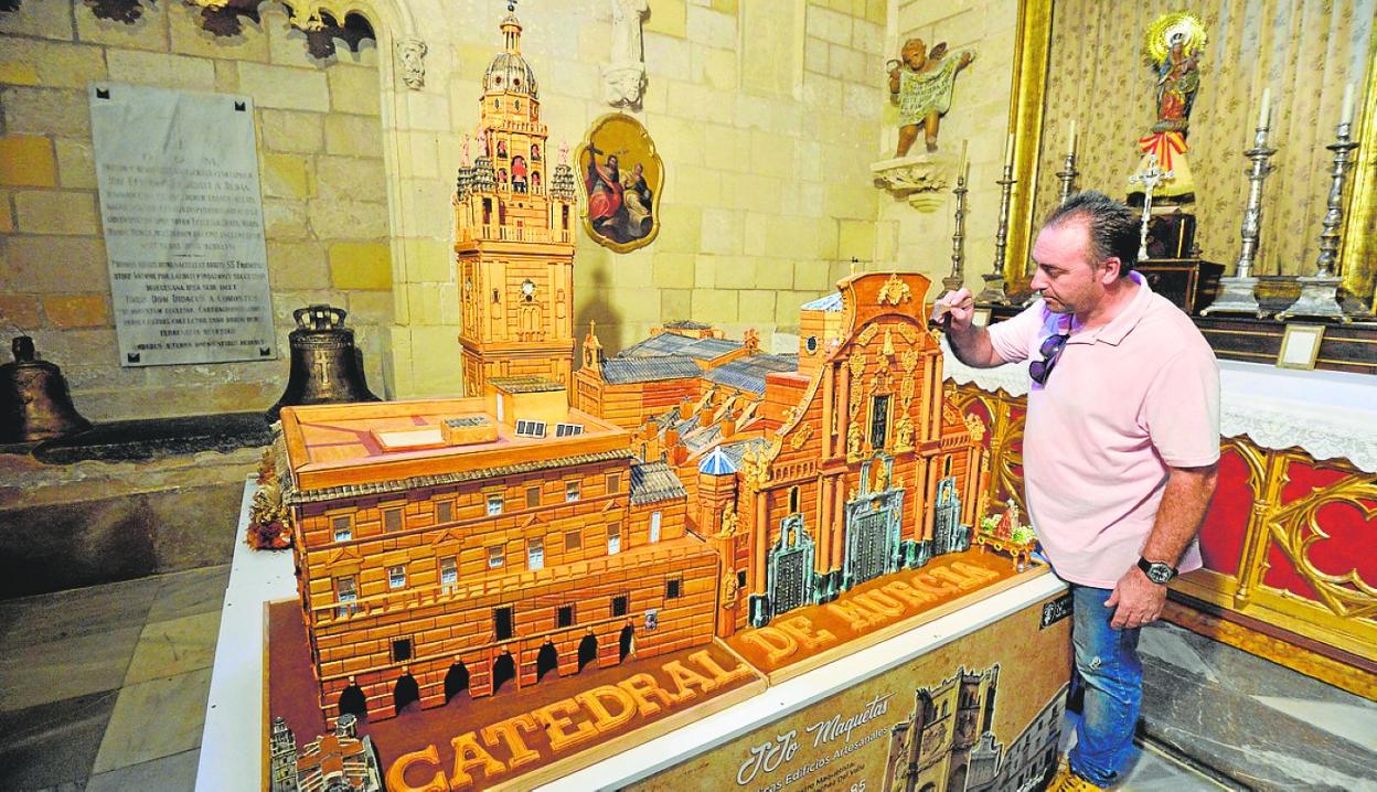 Juan José Sánchez, junto a su obra, instalada en la Capilla del Pilar de la Catedral. 