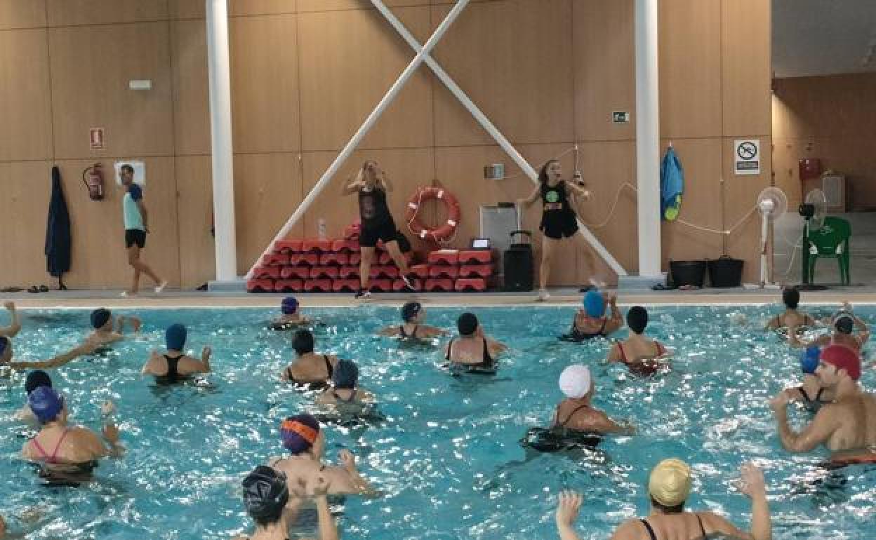 La sesión de aquazumba celebrada ayer en el Complejo Deportivo Felipe VI, en Lorca.