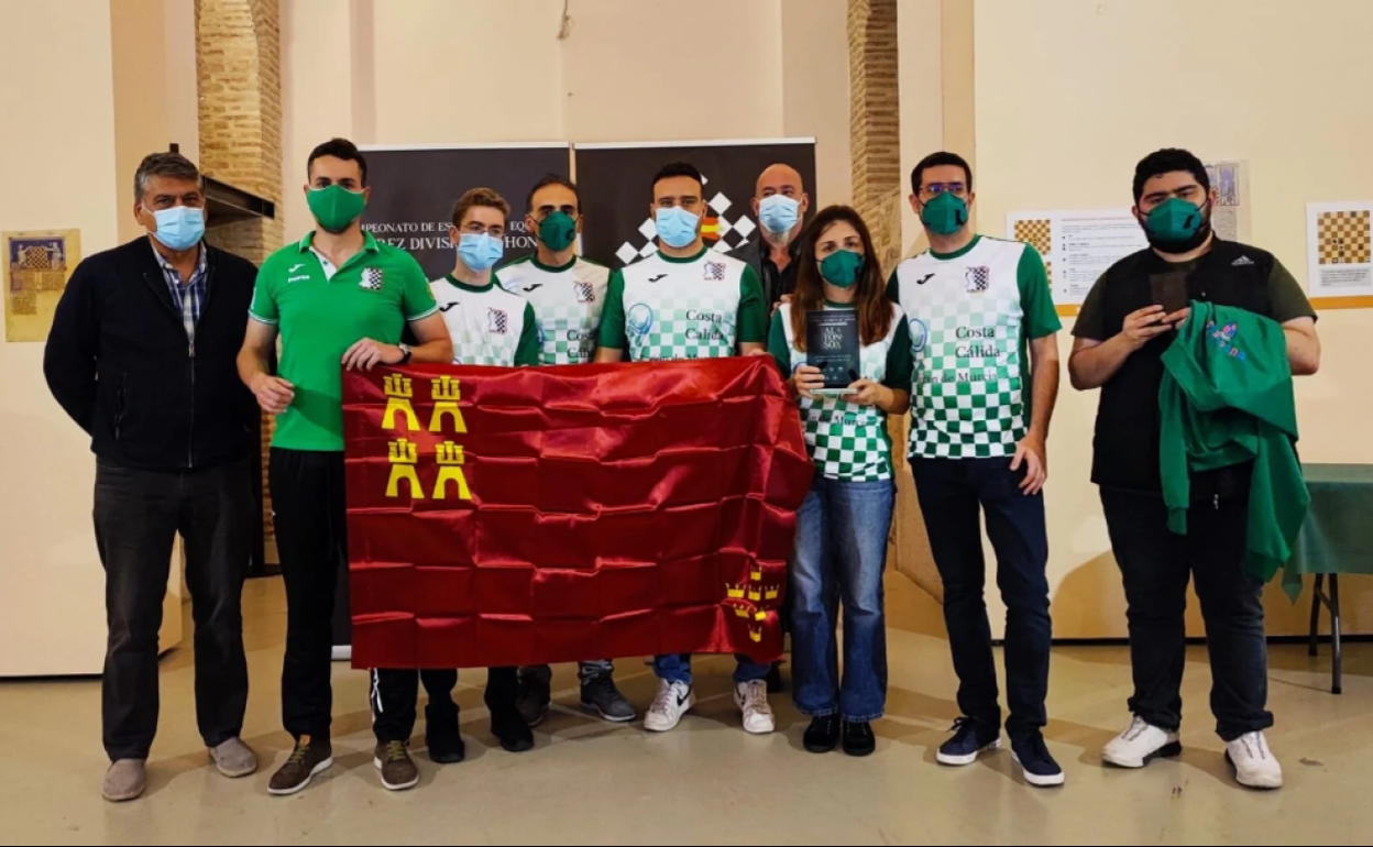 El equipo del CAC Beniaján, con el capitán Emilio Sánchez Jerez a la cabeza, celebrando el título logrado en 2021. 