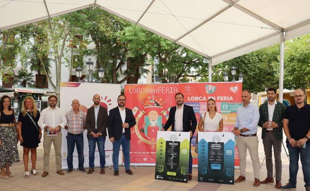 El alcalde de Lorca, Diego José Mateos, junto a miembros de la Corporación Municipal y otros agentes implicados en la programación de la Feria y Fiestas 2022. 