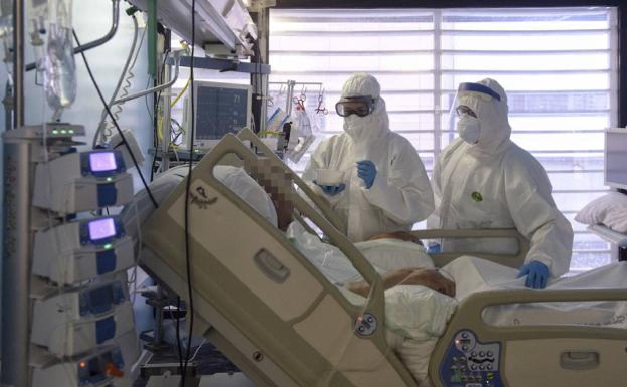 Sanitarios atienden a un paciente ingresado en una UCI del hospital Morales Meseguer de Murcia, en una imagen de archivo. 