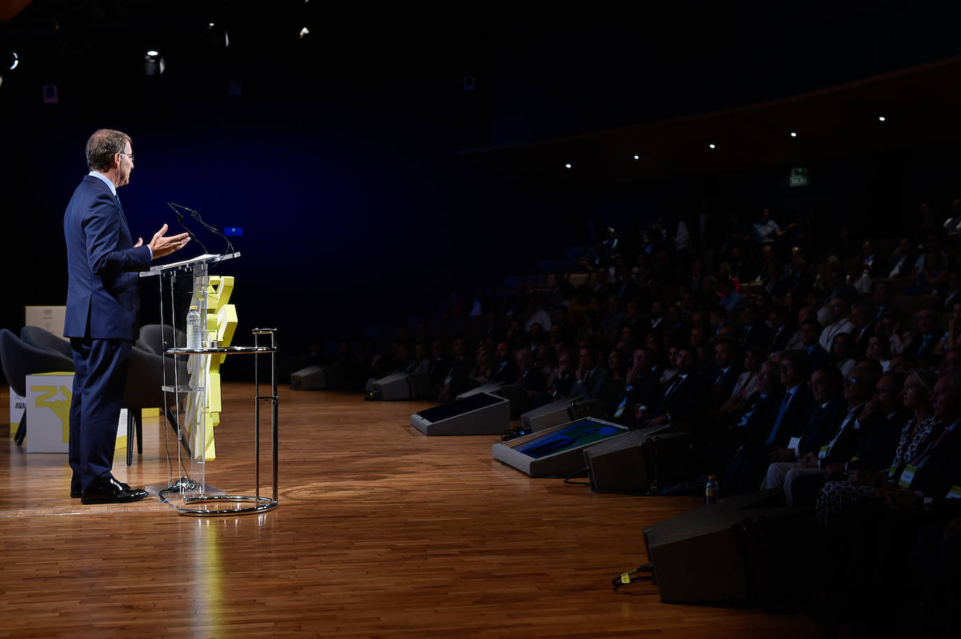 El jefe del Ejecutivo regional, Fernando López Miras, junto al presidente del Partido Popular, Alberto Núñez Feijóo, este viernes, antes de entrar al Foro de la Empresa Familiar de la Región de Murcia. 