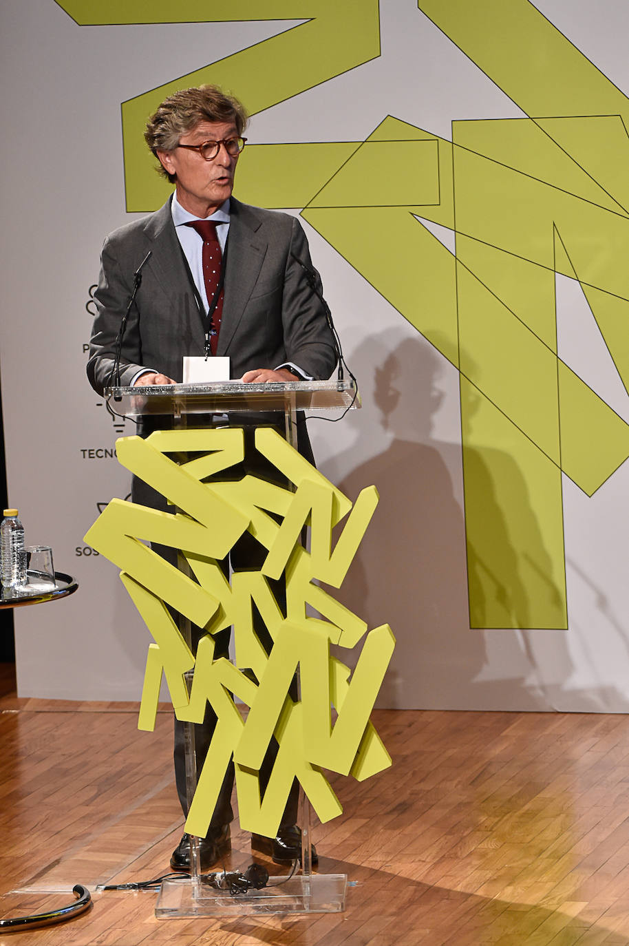 El jefe del Ejecutivo regional, Fernando López Miras, junto al presidente del Partido Popular, Alberto Núñez Feijóo, este viernes, antes de entrar al Foro de la Empresa Familiar de la Región de Murcia. 