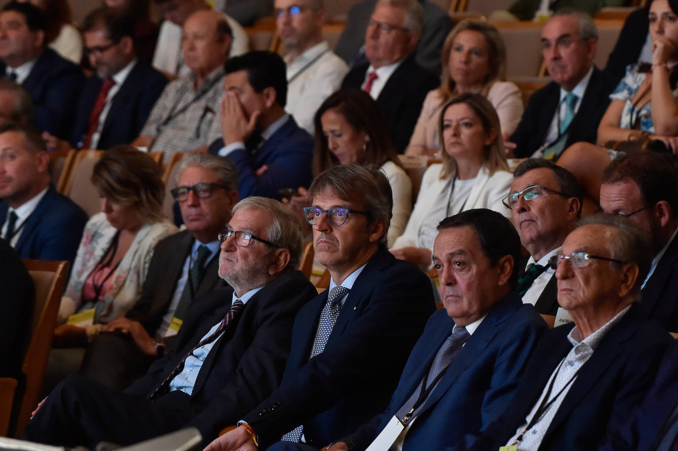 El jefe del Ejecutivo regional, Fernando López Miras, junto al presidente del Partido Popular, Alberto Núñez Feijóo, este viernes, antes de entrar al Foro de la Empresa Familiar de la Región de Murcia. 