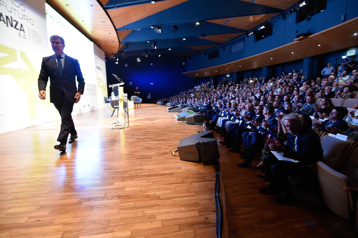 El jefe del Ejecutivo regional, Fernando López Miras, junto al presidente del Partido Popular, Alberto Núñez Feijóo, este viernes, antes de entrar al Foro de la Empresa Familiar de la Región de Murcia. 