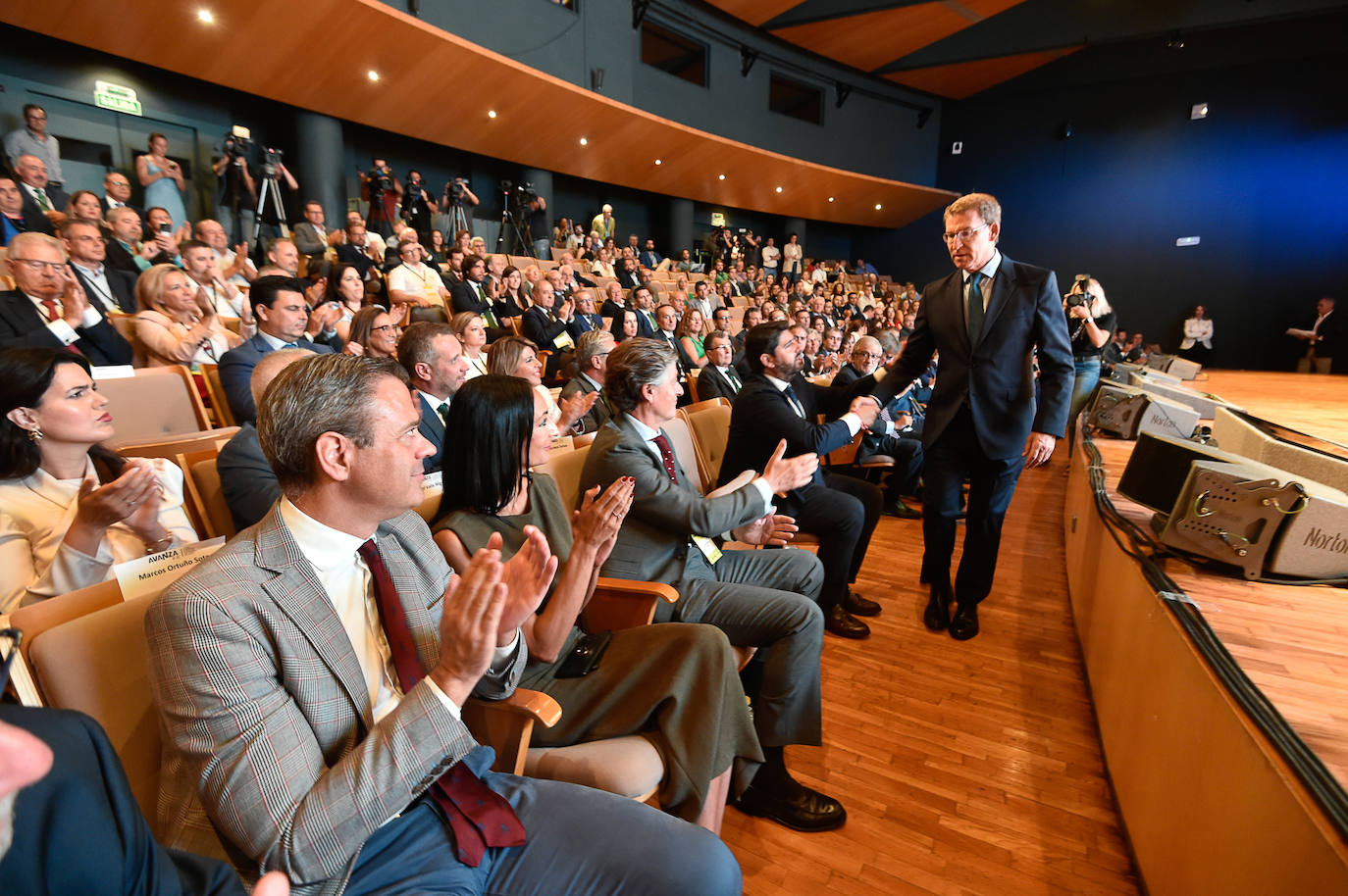 El jefe del Ejecutivo regional, Fernando López Miras, junto al presidente del Partido Popular, Alberto Núñez Feijóo, este viernes, antes de entrar al Foro de la Empresa Familiar de la Región de Murcia. 