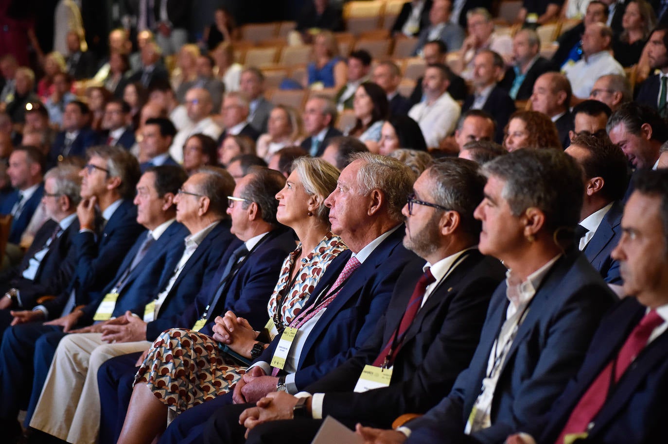 El jefe del Ejecutivo regional, Fernando López Miras, junto al presidente del Partido Popular, Alberto Núñez Feijóo, este viernes, antes de entrar al Foro de la Empresa Familiar de la Región de Murcia. 