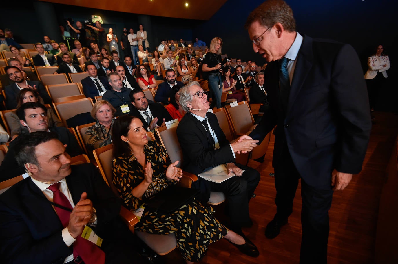 El jefe del Ejecutivo regional, Fernando López Miras, junto al presidente del Partido Popular, Alberto Núñez Feijóo, este viernes, antes de entrar al Foro de la Empresa Familiar de la Región de Murcia. 