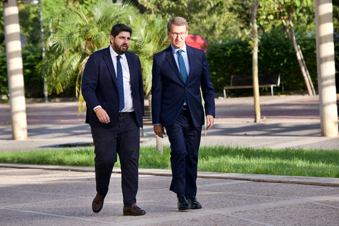 El jefe del Ejecutivo regional, Fernando López Miras, junto al presidente del Partido Popular, Alberto Núñez Feijóo, este viernes, antes de entrar al Foro de la Empresa Familiar de la Región de Murcia. 