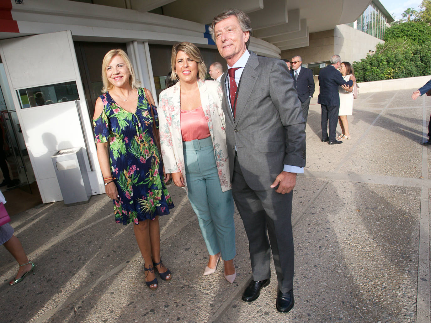 El jefe del Ejecutivo regional, Fernando López Miras, junto al presidente del Partido Popular, Alberto Núñez Feijóo, este viernes, antes de entrar al Foro de la Empresa Familiar de la Región de Murcia. 