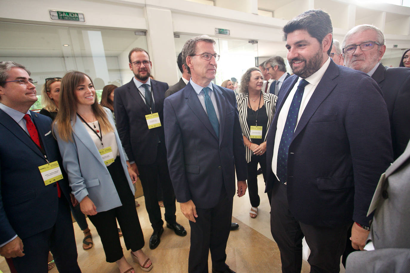 El jefe del Ejecutivo regional, Fernando López Miras, junto al presidente del Partido Popular, Alberto Núñez Feijóo, este viernes, antes de entrar al Foro de la Empresa Familiar de la Región de Murcia. 