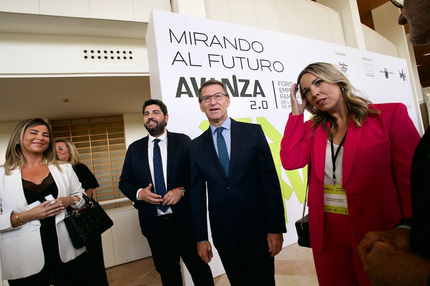 El jefe del Ejecutivo regional, Fernando López Miras, junto al presidente del Partido Popular, Alberto Núñez Feijóo, este viernes, antes de entrar al Foro de la Empresa Familiar de la Región de Murcia. 