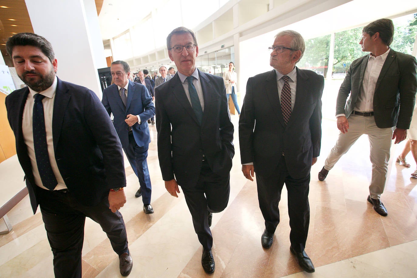 El jefe del Ejecutivo regional, Fernando López Miras, junto al presidente del Partido Popular, Alberto Núñez Feijóo, este viernes, antes de entrar al Foro de la Empresa Familiar de la Región de Murcia. 