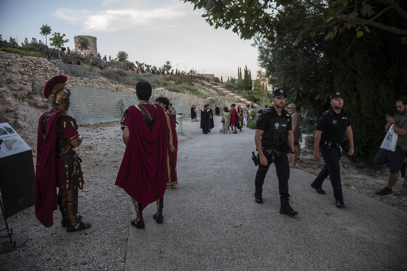 Fotos: Cientos de festeros protagonizan el encendido del fuego sagrado de Carthagineses y Romanos
